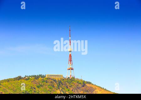 Georgia, Tbilisi vista panoramica con TV Broadcasting Tower sul Mtatsminda Hill Foto Stock