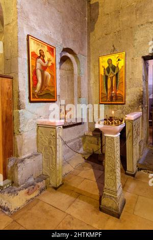 Mtskheta, Georgia - 28 aprile 2017: Interno della cattedrale di Svetitskhoveli, candele e affreschi Foto Stock