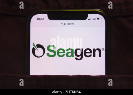 KONSKIE, POLONIA - 27 febbraio 2022: Logo Seagen Inc visualizzato sul cellulare nascosto in tasca jeans Foto Stock