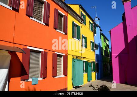 Facciate colorate in un vicolo sull'isola di Burano, venezia Foto Stock