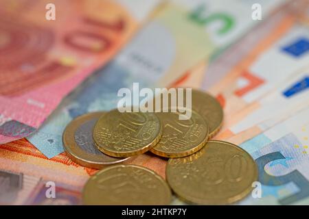 Banconote e monete in euro in primo piano Foto Stock