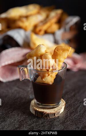 frittura di Carnevale chiacchiere con budino nero al cioccolato Foto Stock