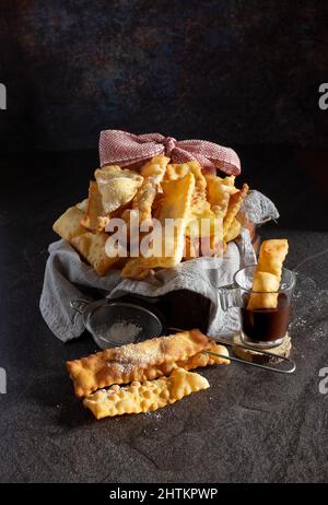 frittura di Carnevale chiacchiere con budino nero al cioccolato Foto Stock