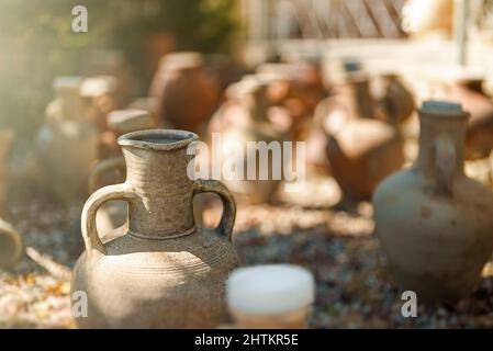 Molte antiche caraffe sulla strada. Foto Stock