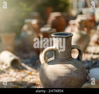 Molte antiche caraffe sulla strada. Foto Stock