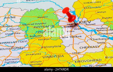 Mappa di Ukratne con una puntina rossa posta sulla città di Kyiv. Messa a fuoco selettiva. Foto Stock