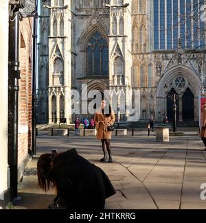 Turisti che scattano foto alla cattedrale di York Foto Stock