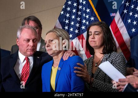 Washington, DC, Stati Uniti, 1 marzo 2022, United States House Minority Whip Steve Scalise (repubblicano della Louisiana), a sinistra, e il rappresentante degli Stati Uniti Nicole Malliotakis (repubblicano di New York), a destra, comfort il rappresentante degli Stati Uniti Victoria Spartz (repubblicano dell'Indiana), centro, seguendo le sue osservazioni emotive sulla situazione attuale nel suo paese d'origine, l'Ucraina, Come la direzione della GOP House offre osservazioni sul prossimo discorso dello Stato dell'Unione del Presidente degli Stati Uniti Joe Biden, nel Rayburn House Office Building a Washington, DC, martedì 1 marzo 2022. Il Rep. Spartz è nato a Nosiv Foto Stock