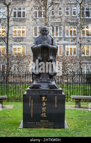 Le 'sale verdi' del giardino della biblioteca con la statua di Confucio nell'edificio della Biblioteca Maughan, la principale biblioteca di ricerca universitaria del King's College Lond Foto Stock