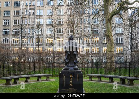 Le 'sale verdi' del giardino della biblioteca con la statua di Confucio nell'edificio della Biblioteca Maughan, la principale biblioteca di ricerca universitaria del King's College Lond Foto Stock