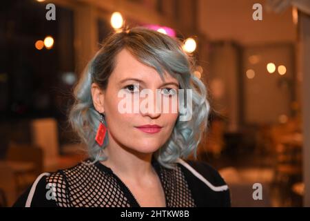 Monaco di Baviera, Germania. 01st Mar 2022. Il musicista Tamara Banez si presenta al Cafe Bellevue di Monaco. Credit: Felix Hörhager/dpa/Alamy Live News Foto Stock