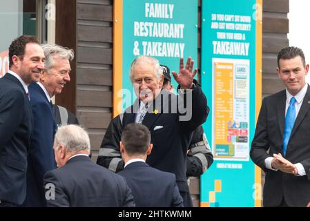 Prince Charles arriva al ristorante Sands durante la visita reale a Southend on Sea, Essex, Regno Unito. Ospitato da Philip Miller MBE di Stockvale Ltd Foto Stock