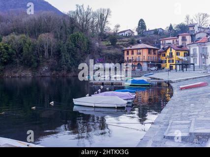 Mergozzo, Piemonte, Italia - 28 febbraio 2022: Sulle rive del Lago di Mergozzo, dopo il tramonto. Foto Stock