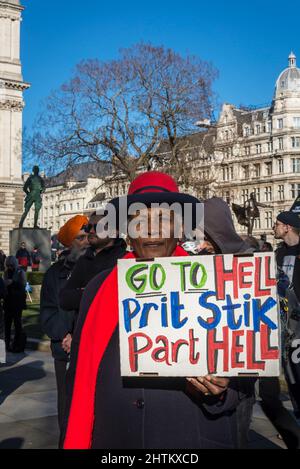 Protestor che tiene un cartello contro Priti Patel e la nazionalità e confini Bill, Parliament Square, Londra, UK, 27th febbraio 2022 Foto Stock