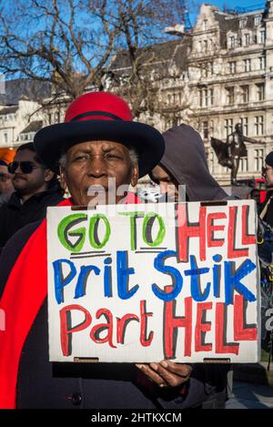 Protestor che tiene un cartello contro Priti Patel e la nazionalità e confini Bill, Parliament Square, Londra, UK, 27th febbraio 2022 Foto Stock