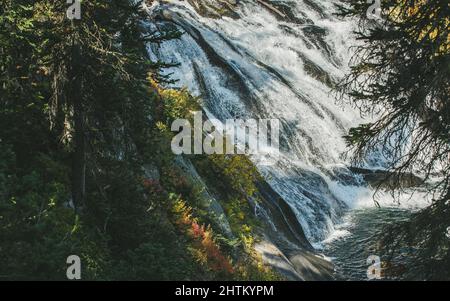 Un bel colpo di una cascata scorre giù da una scogliera. Foto Stock