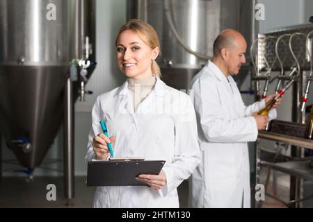 Lavoratrice femminile in birrificio. Foto Stock