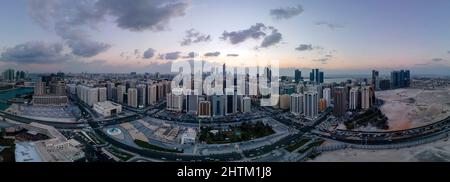 Abu Dhabi, Emirati Arabi Uniti - 29 novembre 2021: Vista aerea sull'isola al Reem di Abu Dhabi al tramonto Foto Stock