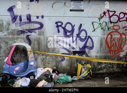 Giocattolo abbandonato del bambino scaricato in un vicolo Foto Stock