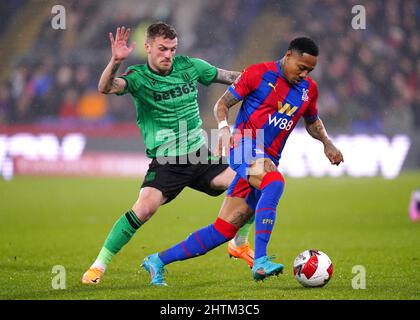 Josh Tymon di Stoke City (a sinistra) e Nathaniel Clyne di Crystal Palace combattono per la palla durante la quinta partita della Emirates fa Cup al Selhurst Park di Londra. Data foto: Martedì 1 marzo 2022. Foto Stock