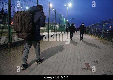 Medyka, Polonia. 1st Mar 2022. I rifugiati attraversano il confine dall'Ucraina il 01 marzo 2022 a Medyka, Polonia. Secondo le Nazioni Unite, la Polonia ha finora ricevuto almeno 281.000 rifugiati dall’Ucraina da quando la Russia ha invaso il 24 febbraio. Nel frattempo, in tutta l'Ucraina si stanno combattendo battaglie tra le forze armate ucraine e l'esercito russo invaso. (Credit Image: © Bryan Smith/ZUMA Press Wire) Foto Stock