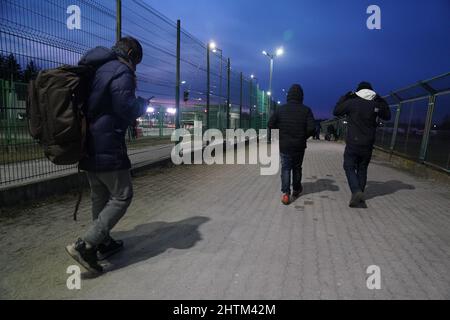 Medyka, Polonia. 1st Mar 2022. I rifugiati attraversano il confine dall'Ucraina il 01 marzo 2022 a Medyka, Polonia. Secondo le Nazioni Unite, la Polonia ha finora ricevuto almeno 281.000 rifugiati dall’Ucraina da quando la Russia ha invaso il 24 febbraio. Nel frattempo, in tutta l'Ucraina si stanno combattendo battaglie tra le forze armate ucraine e l'esercito russo invaso. (Credit Image: © Bryan Smith/ZUMA Press Wire) Foto Stock