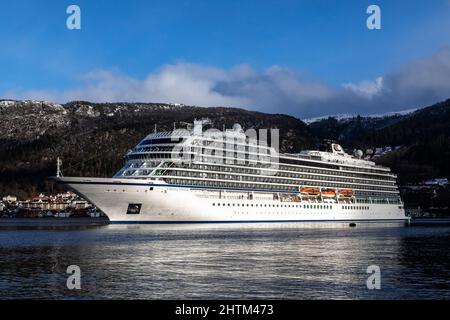 Nave da crociera Vichingo Venere con partenza dal porto di Bergen, Norvegia. Foto Stock