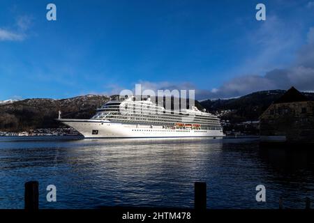 Nave da crociera Vichingo Venere con partenza dal porto di Bergen, Norvegia. Foto Stock