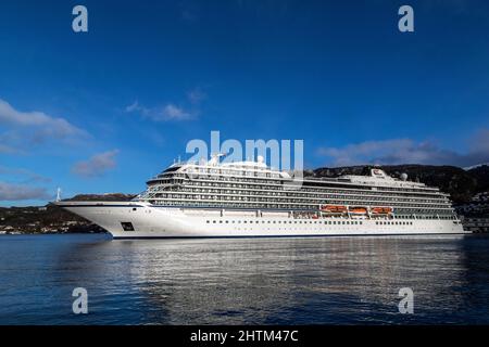 Nave da crociera Vichingo Venere con partenza dal porto di Bergen, Norvegia. Foto Stock