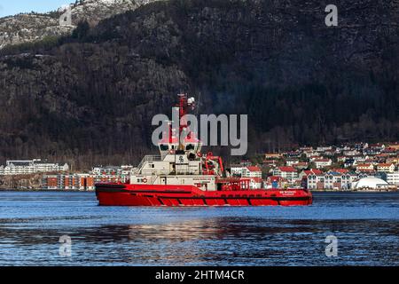 TUG Boat BB Worker con partenza dal porto di Bergen, Norvegia Foto Stock