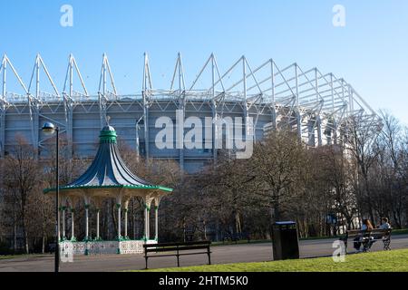 Il palco del Leazes Park, Newcastle upon Tyne, Regno Unito, con lo stadio di calcio St. James Park Newcastle United visto dietro. Foto Stock