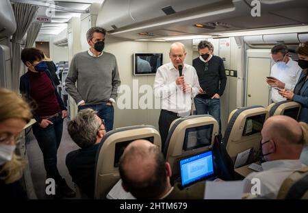 01 marzo 2022, ---: Il Cancelliere OLAF Scholz (3rd da destra) parla ai giornalisti in un Airbus dell'Aeronautica militare sul volo per Israele. Accanto al Cancelliere ci sono (da sinistra) Jeanette Schwamberger, Office Manager, portavoce del governo Steffen Hebestreit, Jens Plötner, Consulente della politica estera e di sicurezza (maglione nero) e il Segretario di Stato Jörg Kukies (camicia bianca). OLAF Scholz si reca in Israele per la sua visita inaugurale come Cancelliere. Foto: Michael Kappeler/dpa Foto Stock