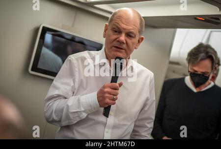 01 marzo 2022, ---: Il cancelliere tedesco OLAF Scholz, insieme al suo consigliere Jens Plötner (r), parla con i giornalisti in un Air Force Special Air Mission Wing Airbus sul volo per Israele. Scholz si sta recando in Israele per la sua visita inaugurale come cancelliere. Foto: Michael Kappeler/dpa Foto Stock