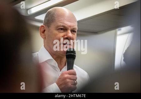 01 marzo 2022, ---: Il Cancelliere tedesco OLAF Scholz parla con i giornalisti in un Airbus dell'Ala Missione aerea Speciale dell'Aeronautica militare sul volo per Israele. Scholz si sta recando in Israele per la sua visita inaugurale come cancelliere. Foto: Michael Kappeler/dpa Foto Stock