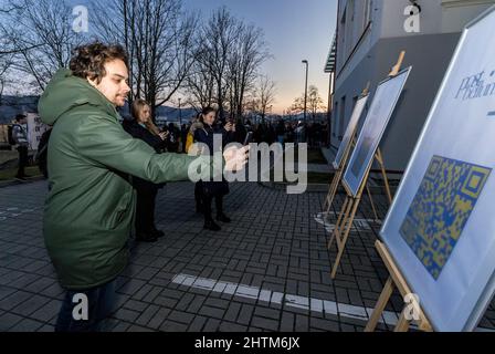Usti nad Labem, Repubblica Ceca. 01st Mar 2022. Studenti della Facoltà di Filosofia, Università di Jan Evangelista Purkyne a Usti nad Labem (UJEP), manifestazione di protesta per dimostrare sostegno agli studenti e agli accademici ucraini e condanna dell'aggressione russa si è svolta a Usti nad Labem, Repubblica Ceca, martedì 1st marzo 2022. Credit: Vojtech Hajek/CTK Photo/Alamy Live News Foto Stock