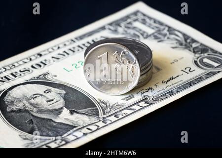 La moneta rublo russa e un dollaro americano, il denaro rublo è sotto pressione dalla geopolitica. Concetto di tasso di cambio, svalutazione rubabile, infla Foto Stock