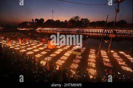 Ujjain, India. 01st Mar 2022. I devoti illuminano le lampade sulle rive del fiume santo Kshipra per stabilire un nuovo record mondiale di illuminazione 2,1million lampade in occasione del festival Maha Shivratri. Il governo dello Stato di Madhya Pradesh sta cercando di creare un nuovo record nel Guinness Book illuminando 2,1 milioni di lampade in terra nella città Santa infrangendo il record precedente di 9, 45.600 lampade ad Ayodhya in occasione di Diwali. Credit: SOPA Images Limited/Alamy Live News Foto Stock