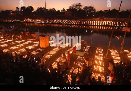 Ujjain, India. 01st Mar 2022. I devoti illuminano le lampade sulle rive del fiume santo Kshipra per stabilire un nuovo record mondiale di illuminazione 2,1million lampade in occasione del festival Maha Shivratri. Il governo dello Stato di Madhya Pradesh sta cercando di creare un nuovo record nel Guinness Book illuminando 2,1 milioni di lampade in terra nella città Santa infrangendo il record precedente di 9, 45.600 lampade ad Ayodhya in occasione di Diwali. Credit: SOPA Images Limited/Alamy Live News Foto Stock