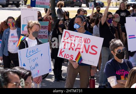 Austin, Stati Uniti. 01st Mar 2022. I giovani transgender del Texas, i loro cari e le loro famiglie si radunano al Campidoglio di Austin, decretando la direttiva del Governatore Greg Abbott per dichiarare le agenzie sanitarie per studiare l'assistenza di genere-affermante ai giovani transgender come abuso di bambino. Ciò avviene dopo che la legislatura statale ha limitato gli scolari transgender nelle attività sportive. Molti operatori sanitari autorizzati hanno respinto la direttiva del governatore. Credit: Bob Daemmrich/Alamy Live News Foto Stock