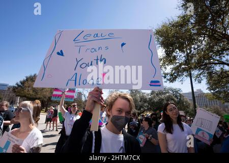 Austin, Stati Uniti. 01st Mar 2022. I giovani transgender del Texas, i loro cari e le loro famiglie si radunano al Campidoglio di Austin, decretando la direttiva del Governatore Greg Abbott per dichiarare le agenzie sanitarie per studiare l'assistenza di genere-affermante ai giovani transgender come abuso di bambino. Ciò avviene dopo che la legislatura statale ha limitato gli scolari transgender nelle attività sportive. Molti operatori sanitari autorizzati hanno respinto la direttiva del governatore. Credit: Bob Daemmrich/Alamy Live News Foto Stock