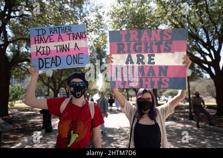 Austin, Stati Uniti. 01st Mar 2022. I giovani transgender del Texas, i loro cari e le loro famiglie si radunano al Campidoglio di Austin, decretando la direttiva del Governatore Greg Abbott per dichiarare le agenzie sanitarie per studiare l'assistenza di genere-affermante ai giovani transgender come abuso di bambino. Ciò avviene dopo che la legislatura statale ha limitato gli scolari transgender nelle attività sportive. Molti operatori sanitari autorizzati hanno respinto la direttiva del governatore. Credit: Bob Daemmrich/Alamy Live News Foto Stock