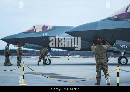 Amari Air base, Estonia. 24th Feb 2022. Due aerei dell'aviazione militare statunitense F-35 Lightning II assegnati al 34th Fighter Squadron alla base dell'aeronautica militare Hill Air Force base, Utah, arrivano ad Amari AB, Estonia, 24 febbraio 2022. Gli aerei e gli equipaggi lavoreranno a stretto contatto con gli Alleati nella regione del Mar Nero per rafforzare la sicurezza regionale durante le attuali tensioni causate dal continuo accumulo militare della Russia nei pressi dell'Ucraina. Credit: Michael Battles/U.S. Air Force/Digital/ZUMAPRESS.com/Alamy Live News Foto Stock