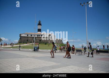 salvador, bahia, brasile - 28 febbraio 2022: Persona che cammina lungo il forte di Santo Antonio, popolarmente conosciuto come Farol da barra nella città di Salvador. Foto Stock