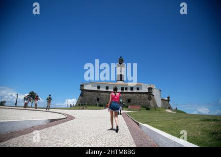 salvador, bahia, brasile - 28 febbraio 2022: Persona che cammina lungo il forte di Santo Antonio, popolarmente conosciuto come Farol da barra nella città di Salvador. Foto Stock