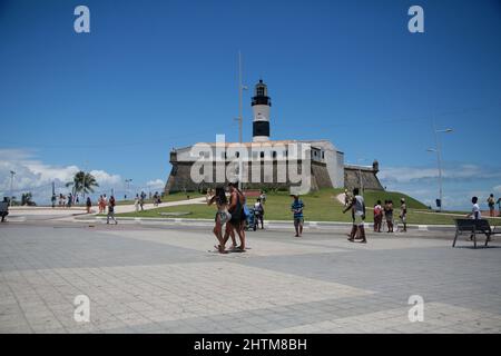 salvador, bahia, brasile - 28 febbraio 2022: Persona che cammina lungo il forte di Santo Antonio, popolarmente conosciuto come Farol da barra nella città di Salvador. Foto Stock