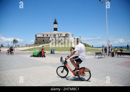 salvador, bahia, brasile - 28 febbraio 2022: Persona che cammina lungo il forte di Santo Antonio, popolarmente conosciuto come Farol da barra nella città di Salvador. Foto Stock