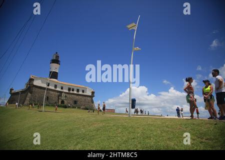 salvador, bahia, brasile - 28 febbraio 2022: Persona che cammina lungo il forte di Santo Antonio, popolarmente conosciuto come Farol da barra nella città di Salvador. Foto Stock