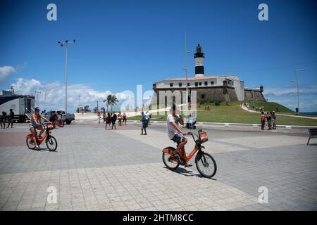 salvador, bahia, brasile - 28 febbraio 2022: Persona che cammina lungo il forte di Santo Antonio, popolarmente conosciuto come Farol da barra nella città di Salvador. Foto Stock