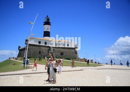 salvador, bahia, brasile - 28 febbraio 2022: Persona che cammina lungo il forte di Santo Antonio, popolarmente conosciuto come Farol da barra nella città di Salvador. Foto Stock