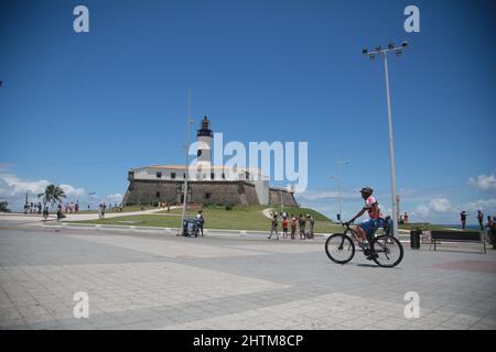 salvador, bahia, brasile - 28 febbraio 2022: Persona che cammina lungo il forte di Santo Antonio, popolarmente conosciuto come Farol da barra nella città di Salvador. Foto Stock